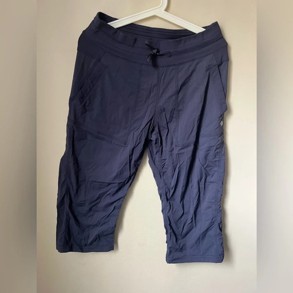 Lululemon Navy Mid rise Capri Dance Pants, size 8 - Picture 2 of 6